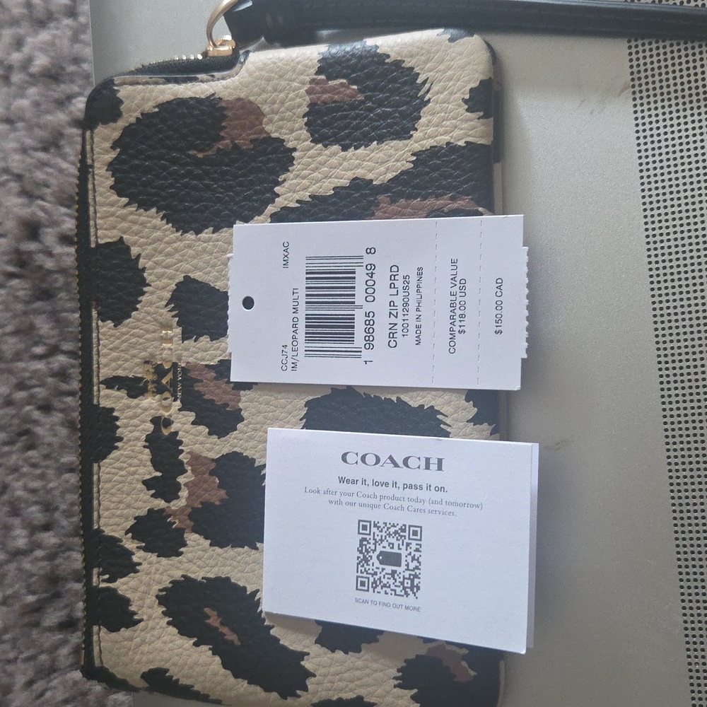 Leopard Chanel Print Wristlet - Picture 2 of 2